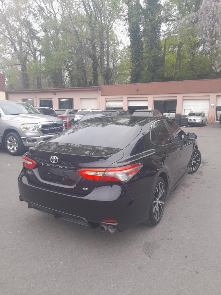 Toyota Camry SE (2018) - Gasoline