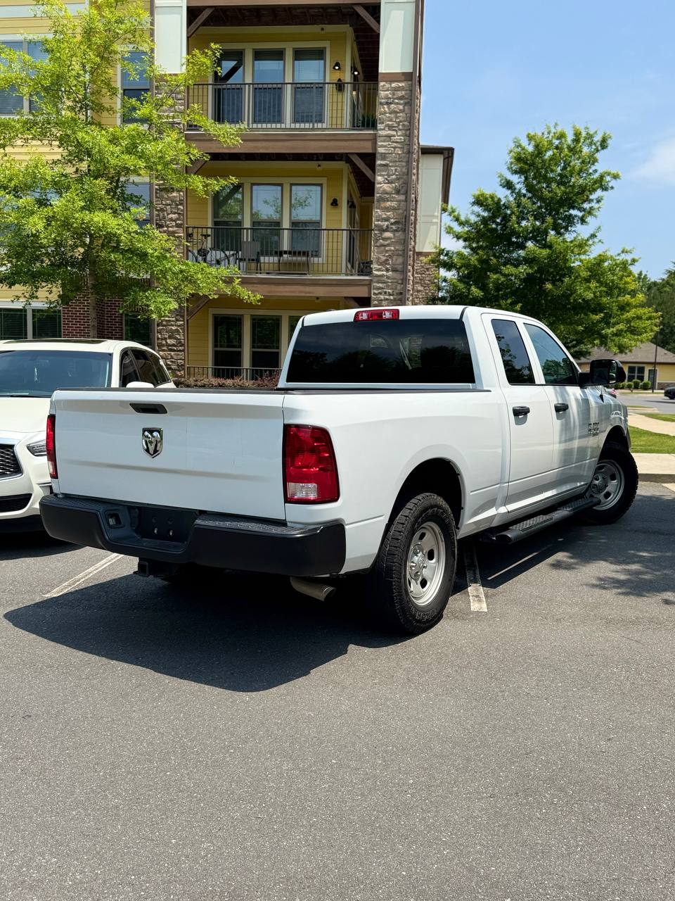 Ram 1500 Classic Tradesman Quad Cab (2022) - Gasoline