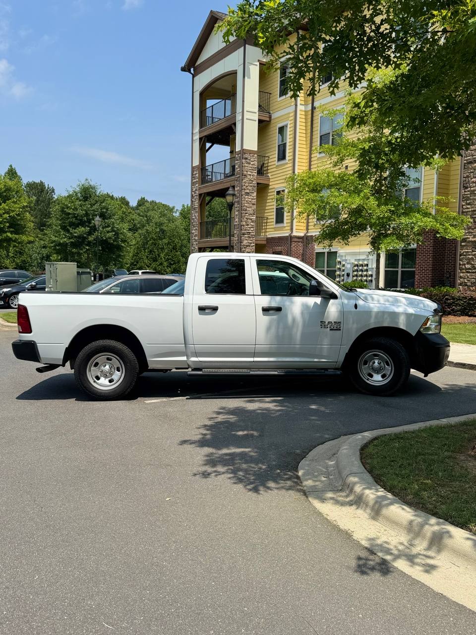 Ram 1500 Classic Tradesman Quad Cab (2022) - Gasoline