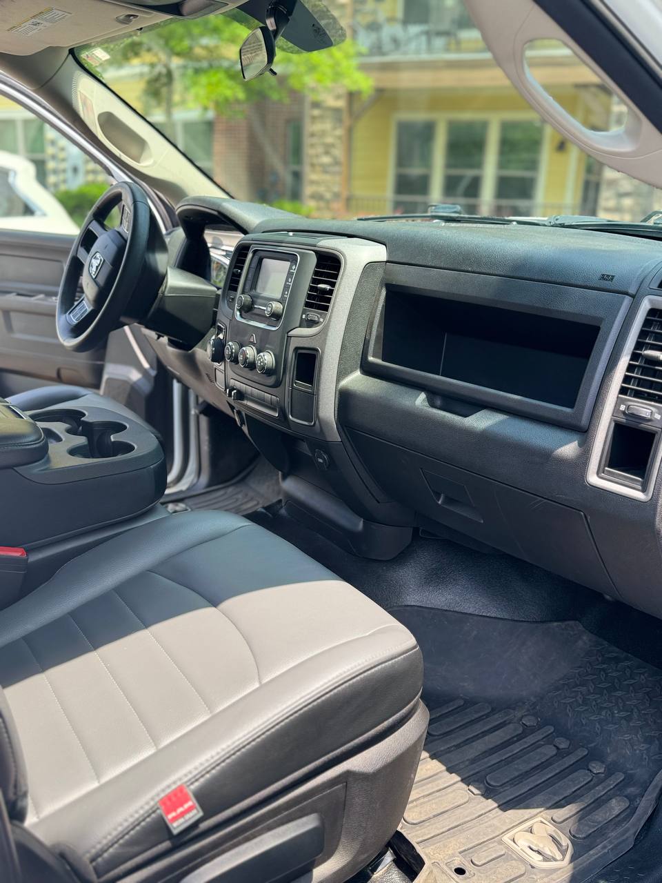 Ram 1500 Classic Tradesman Quad Cab (2022) - Gasoline
