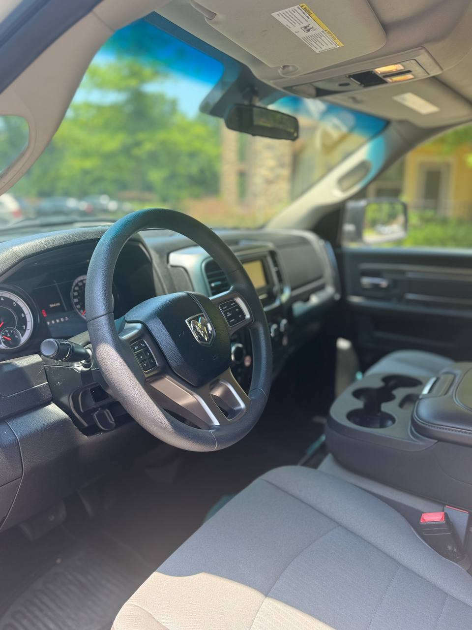 Ram 1500 Classic Crew Cab SLT (2021) - Gasoline