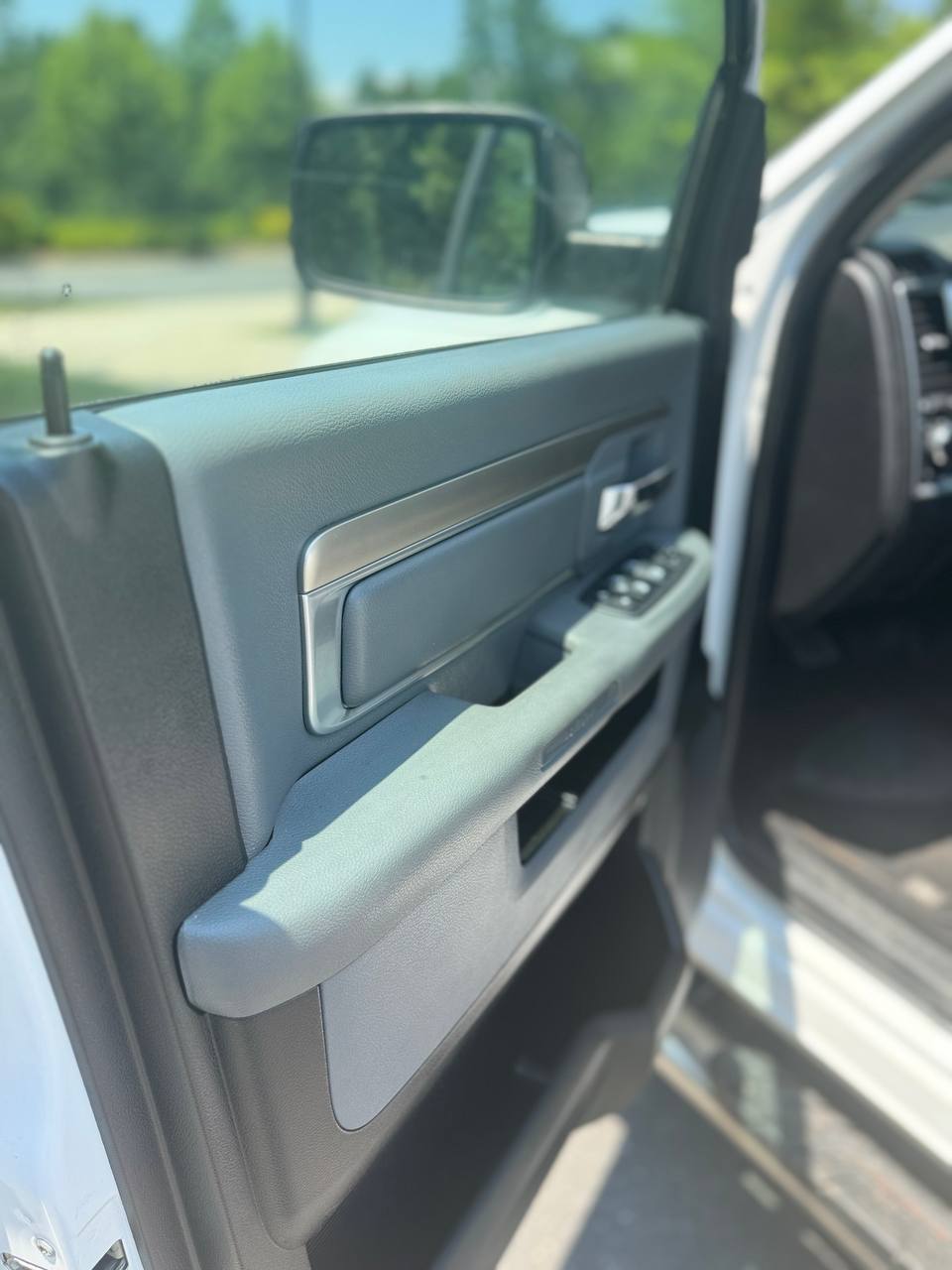 Ram 1500 Classic Crew Cab SLT (2021) - Gasoline