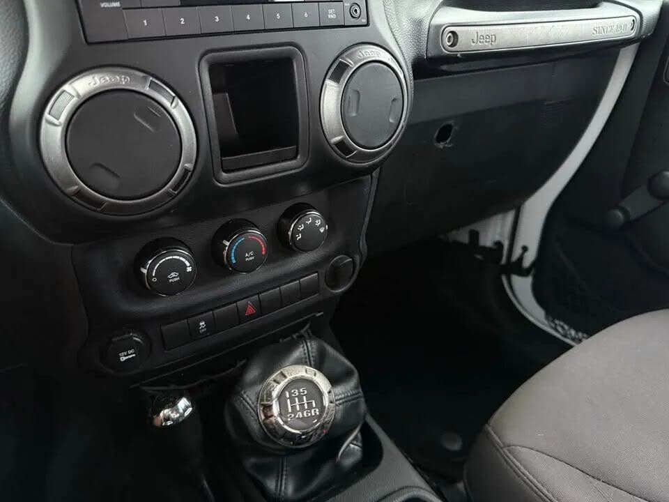 Jeep Wrangler Unlimited Sport (2017) - Gasoline
