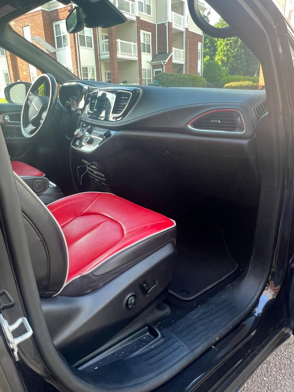 Chrysler Pacifica Hybrid Red S (2020) - Hybrid