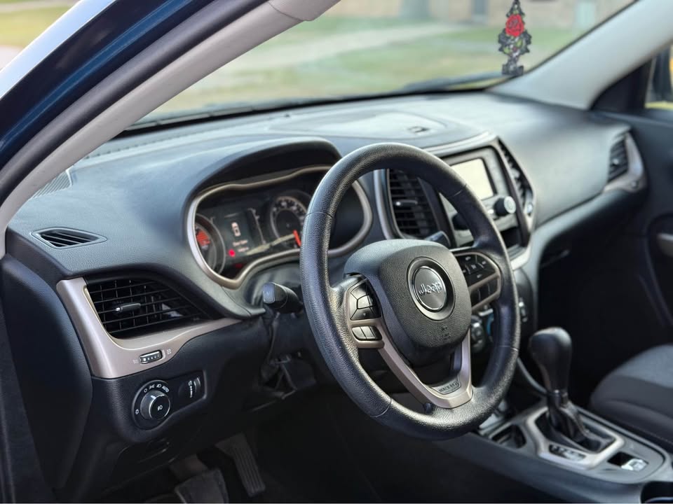 Jeep Cherokee Latitude Sport (2018) - Gasoline