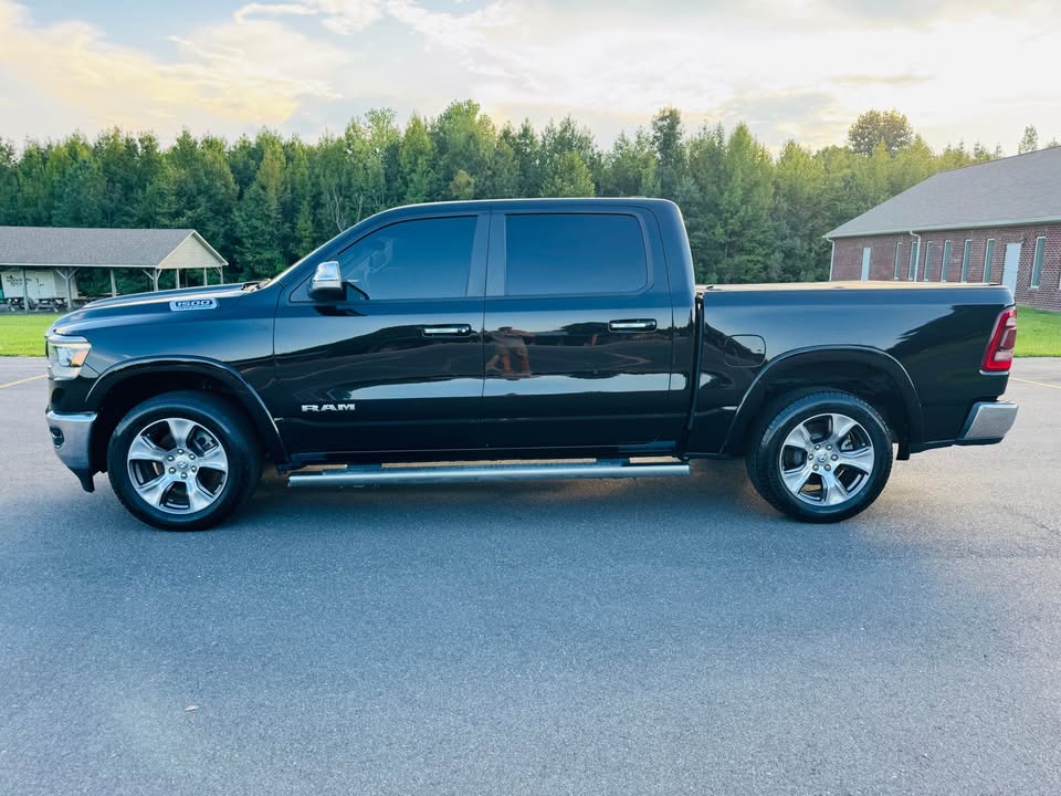 Ram 1500 Crew Cab Laramie (2022) - Gasoline