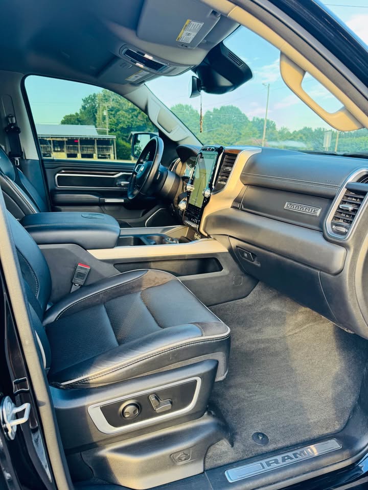 Ram 1500 Crew Cab Laramie (2022) - Gasoline
