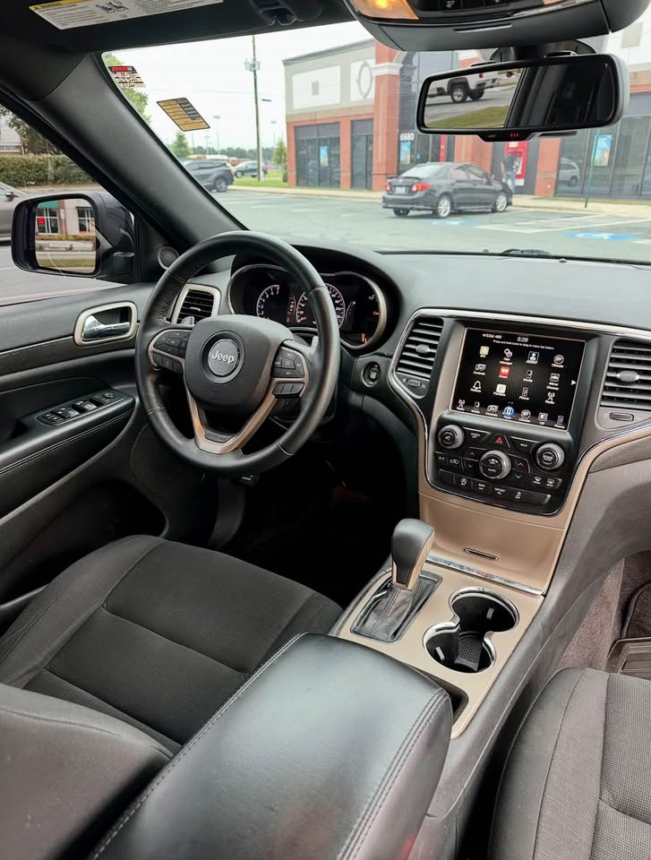 Jeep Grand Cherokee Laredo (2016) - Gasoline