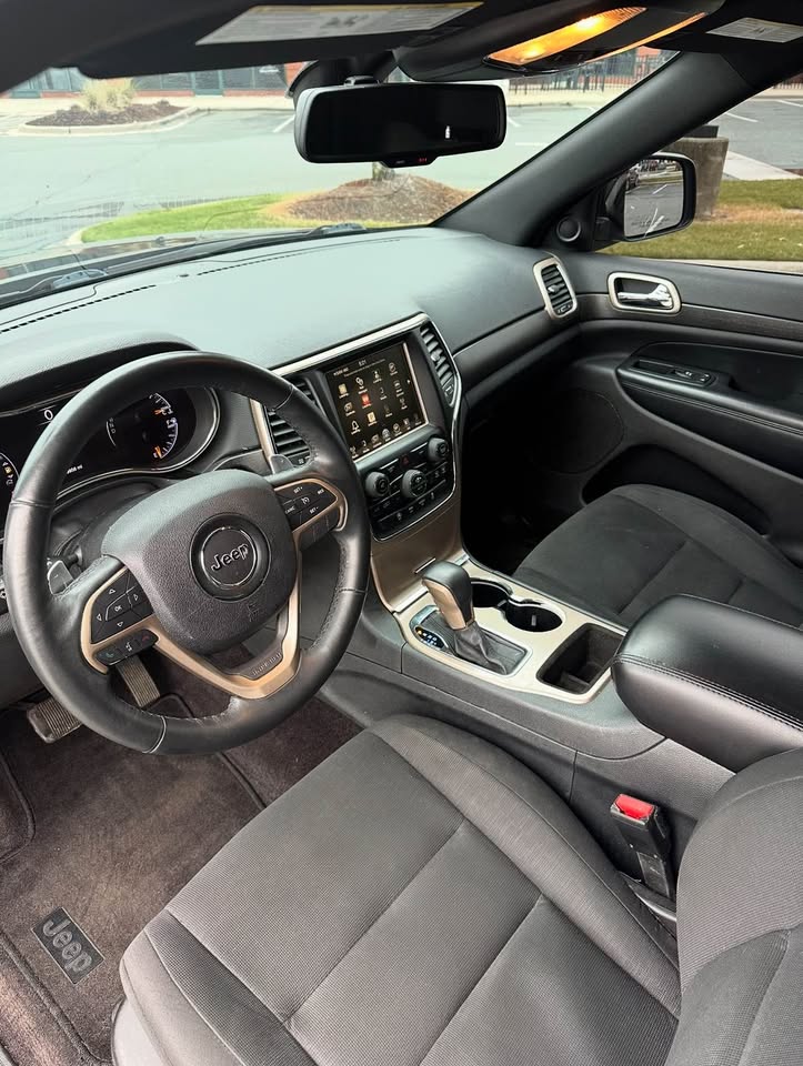Jeep Grand Cherokee Laredo (2016) - Gasoline