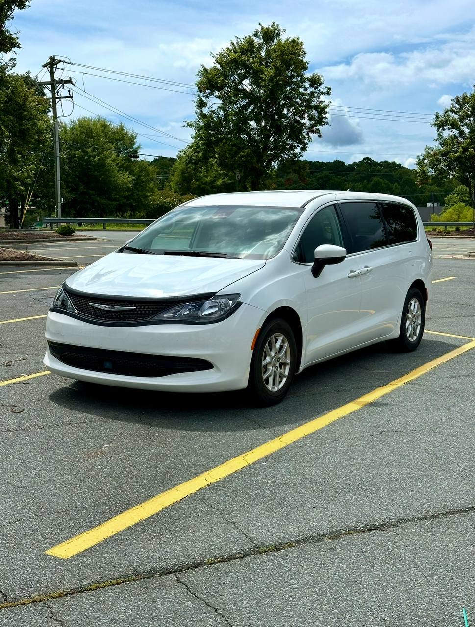 Chrysler Voyager LX (2023) - Gasoline