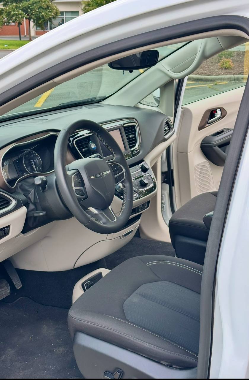 Chrysler Voyager LX (2023) - Gasoline
