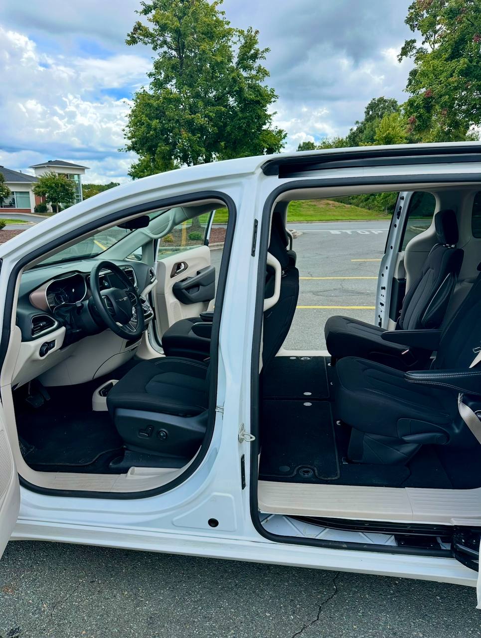 Chrysler Voyager LX (2023) - Gasoline