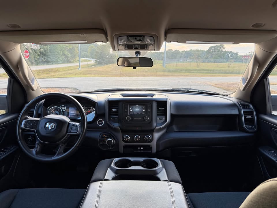 Ram 1500 Classic Tradesman Quad Cab (2019) - Gasoline