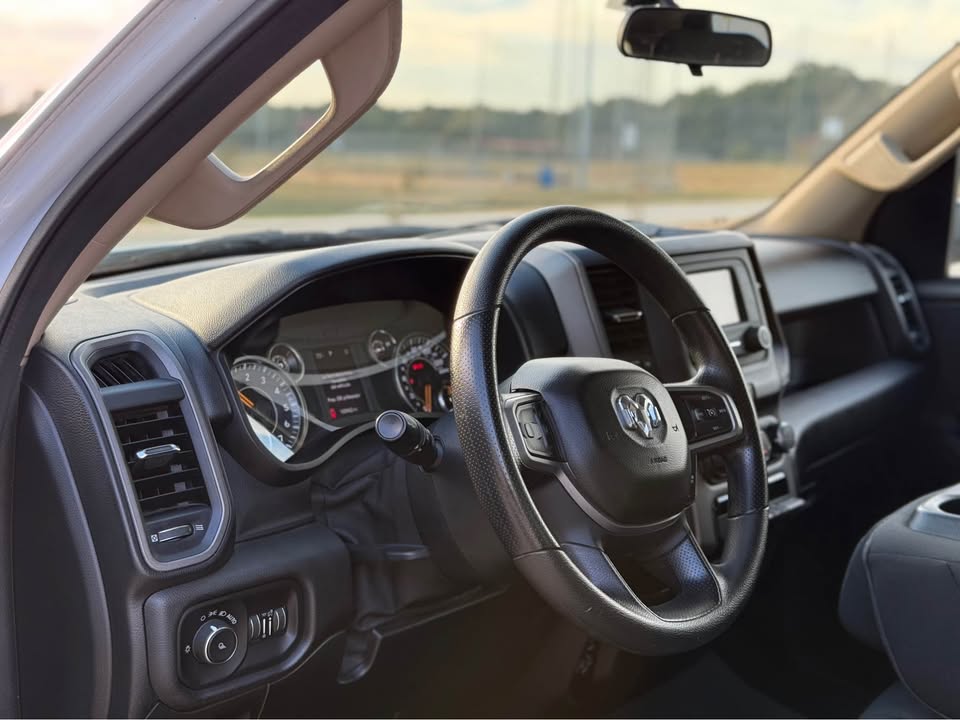 Ram 1500 Classic Tradesman Quad Cab (2019) - Gasoline