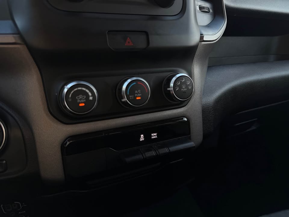 Ram 1500 Classic Tradesman Quad Cab (2019) - Gasoline